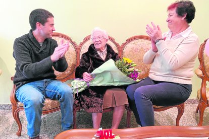 La Francisca va ser obsequiada amb flors i un pastís.