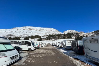 Autocaravanes de treballadors a Naut Aran l’hivern passat.