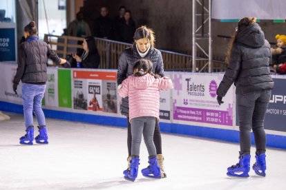 La pista de gel de la plaça Sant Joan va obrir ahir.