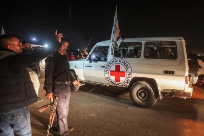 Un vehicle de la Creu Roja que transporta ostatges segrestats per Hamas arriba a la frontera de Rafah.