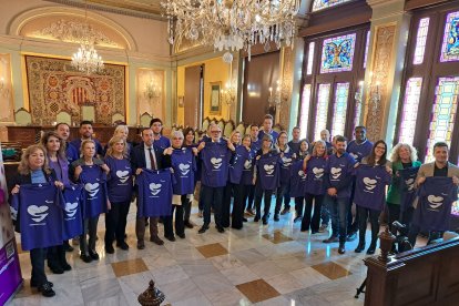 Contra la violència de gènere. Tots els membres del ple municipal, a excepció dels regidors de Vox, es van fer una foto de família amb samarretes per commemorar el Dia Contra la Violència de Gènere. Una iniciativa que va promoure la concession� ...