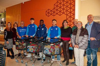 El Lleida Esportiu va col·laborar amb el Banc dels Aliments amb la compra de tres carros d’aliments.