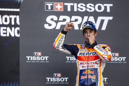 Marc Márquez es mostra emocionat al podi mentre besa la medalla com a tercer classificat.