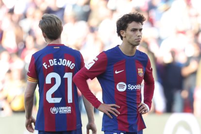 Frenkie de Jong, que reapareixia després de la lesió, i Joao Félix, que va entrar a la segona part, mostren la seua decepció al concloure el partit.