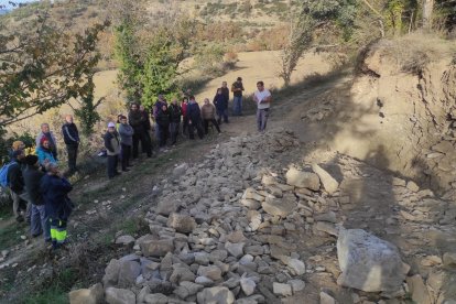 Reconstrueixen un mur de pedra seca al poble de Meüll