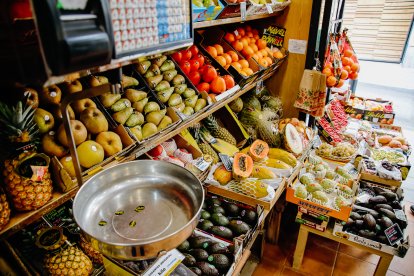 Diferents tipus de fruita exposada per a la seua comercialització a granel.