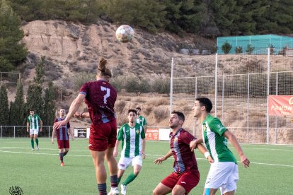 L’extrem del Júpiter Cristian Becerra remata de cap.