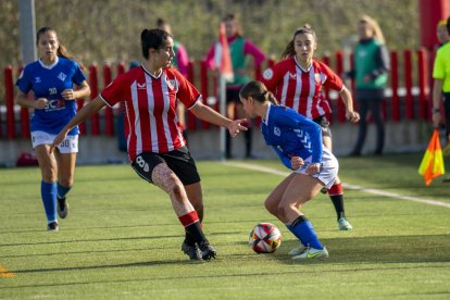 Alba Quintana intenta superar la pressió de la local Artero, abans que arribi una altra rival.