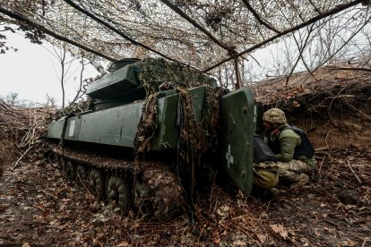 Militars ucraïnesos d’una brigada mecanitzada es preparen per disparar obusos.