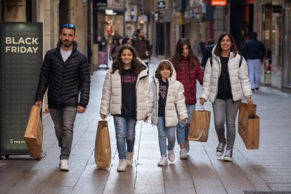 Una família, ahir després de comprar en botigues de l’Eix.