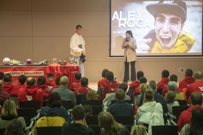 Àlex Roca, ahir durant la xarrada acompanyat per la seua parella i intèrpret Mari Carme Maza.