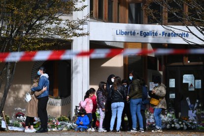 Joves i nens reten homenatge a Samuel Paty dies després del seu assassinat l’octubre del 2020.