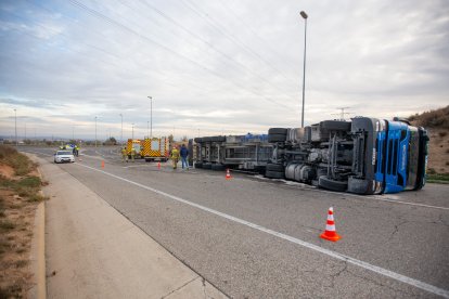 El camió va bolcar lateralment a la sortida d’una rotonda.