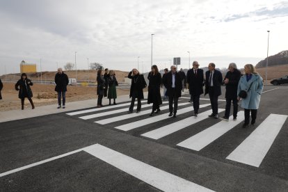 Autoritats i promotors del polígon el van visitar ahir abans de la inauguració.