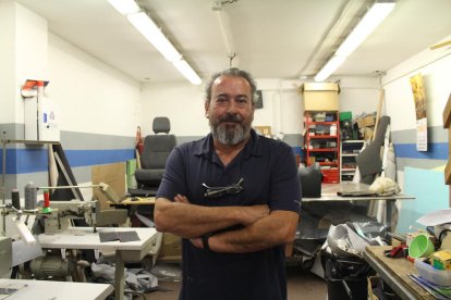 tapisser. El Torcuato, al seu taller de tapissaria de vehicles situat a Balàfia.