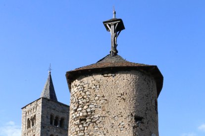 son. Les bruixes i bruixots eren considerats autors de pedregades i tempestes, que el mossèn conjurava  des dels comunidors, com el de Son. 