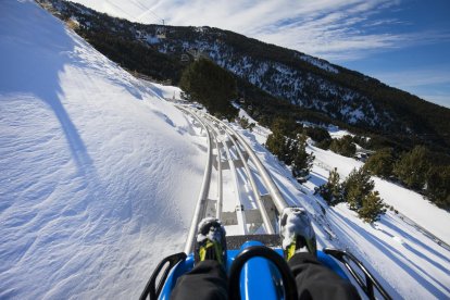 Tirolina. Activitats com ara llançar-se en tirolina es poden practicar tant en temporada de neu com a l’estiu. 