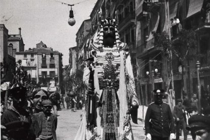 1906. El gegant Faraó (actual Romà), de l’escultor Corcelles, plaça Sant Joan. 