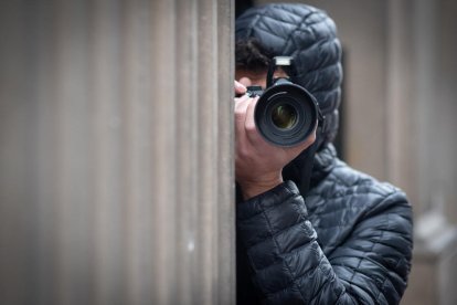 seguiment. Els mòbils són més discrets, però les càmeres amb teleobjectiu permeten fer fotos des de més lluny.