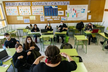 LLENGUA DE SIGNES. L’Engracia, fent classe a l’IES Ronda de Lleida. 