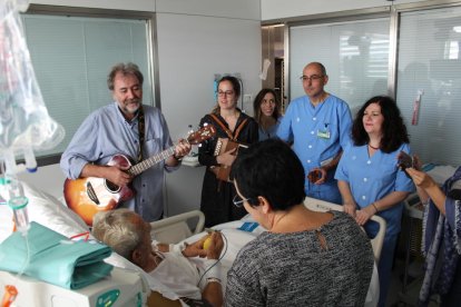 La música entra a l’uci. Una sessió de musicoteràpia per a un malalt ingressat a l’UCI de l’Arnau l’any 2019.