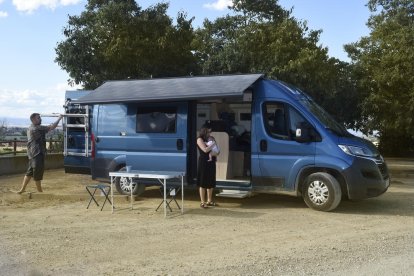 Un treball d’equip. David Poca, dins l’ambulància camperitzada amb el seu equip. 