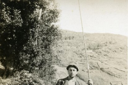 en família. Teresa Loan i Sebastià Perelada, de Ca de Serà de Boi ,pescant a l’estany de Caldes. La foto està feta entre 1923 i 1930. 