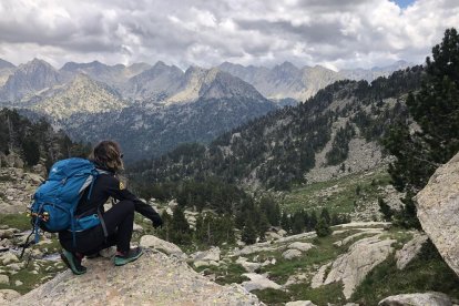 ALTA MUNTANYA. Blocs de granit, pedreres i camins es barregen en cada una de les etapes.