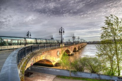 Bordeus: La ciutat del vi i amb molt patrimoni és la porta d'entrada a la regió de la Nova Aquitània.