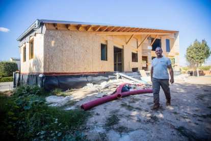 A FOC LENT. Jordi Torres és el promotor de la seua pròpia casa a les Borges Blanques. La va començar el juliol del 2021 i espera acabar-la enguany