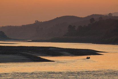 capvespre. Colors daurats del riu Mekong al seu pas per Xieng Kog, a la frontera entre Laos i Birmània.