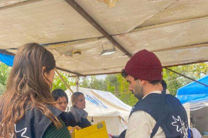 El lleidatà Juanjo Lecumberri repartint l'ajuda humanitària a la ciutat de Samandag