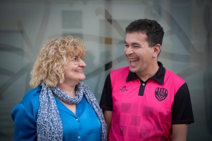 Felicitat. Susanna Caba i el seu fill
Gerard Badia davant les portes del Club
Esportiu l'Estel de Balaguer.