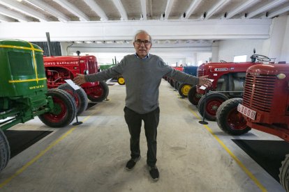 Gili mostra content la part de l'exposició dedicada als tractors, que funcionen tots.