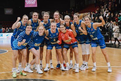 Les jugadores del Cadí celebren la victòria a la pista del Carolo.