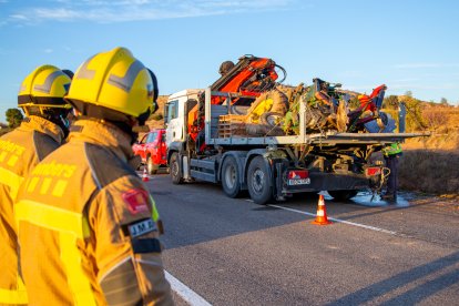 Imatge del tractor carregat a sobre de la grua que el va retirar.