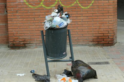 El mal ús de les papereres és un problema freqüent.