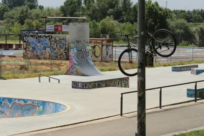 Curiosa manera d'aparcar una bicicleta