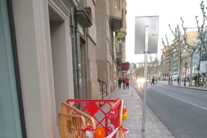 Aquestes valles protectores encara es poden veure a la Rambla de Ferran.