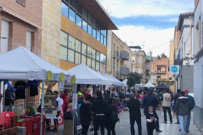 El carrer Major va acollir les paradetes de la Fira d'Entitats