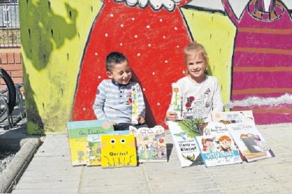 Alan Moreno i blau Nogué han estat guardonats en el Concurs Intantil de Punt de Llibre d'Abacus.