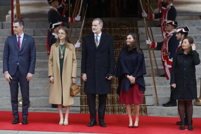 Els reis Felip i Letícia ahir al costat de la princesa Elionor, Pedro Sánchez i Francina Armengol a les portes del Congrés.