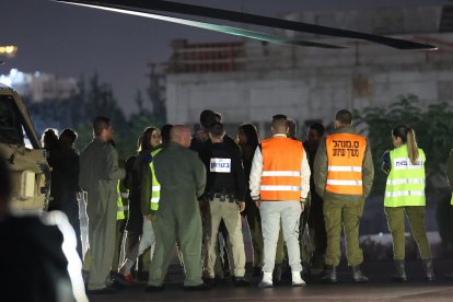 Imatge d’ostatges israelians alliberats ahir a l’arribada al centre mèdic Sheba a Tel HaShomer.