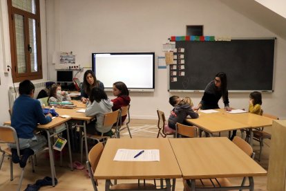 Alumnes de primària treballant a l’escola del nucli d’Ardèvol.