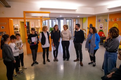 Tres alumnes del Parc del Saladar exposant ahir el resultat dels mesuraments de temperatura al pati.