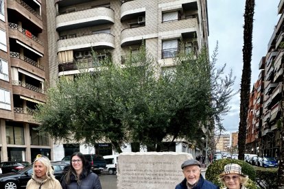 Carme Vidalhuguet, Lorena González, Josep Vallverdú i Antonieta Vilajoliu, ahir al costat de l’estela.