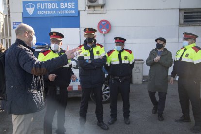 Javaloyes, en primer terme, davant Esteve entre diversos mossos l’endemà de l’agressió.