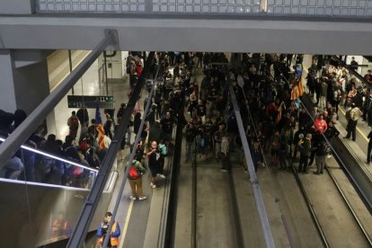 Tall de vies a Girona ■ Desenes d’independentistes van tallar les vies de l’AVE a Girona en el primer aniversari de l’1-O, uns fets pels quals quatre manifestants s’enfronten a quatre anys de presó. El jutjat ha suspès el judici a l’esp ...