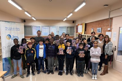 Els nens i adults protagonistes d’aquest primer pòdcast, ahir a l’institut Torre Queralt del Secà.