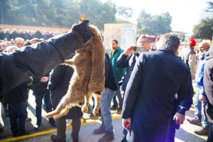 Un manifestant subjectant dos conills durant la protesta del passat 3 de març.